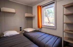 Camping "Le Hameau des Pins" - Mobil-home neuf - 6 personnes - 3 chambres