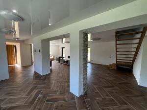 Suur ja Hubane maja, Saaremaal