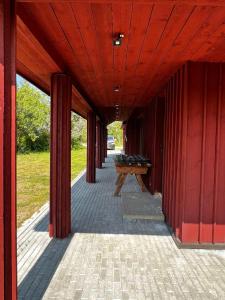 Suur ja Hubane maja, Saaremaal