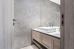 VayK - Contemporary 1BR in a New JVC Community