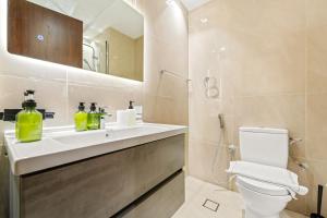 VayK - Chic Studio in Silicon Oasis with Pool View