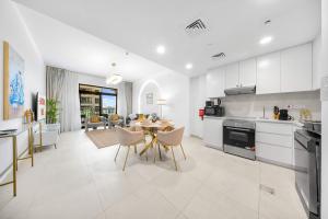 Free housekeeping visits during your stay - StayShort - Bright 1 Bedroom in Madinat Jumeirah Living that Sleeps 4 with Balcony