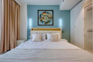 Official Mercury Suites Premium Two Bedroom Living with AC