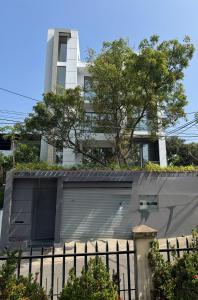 Brand New Modern 3BR Apartment w Rooftop View