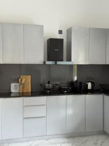 Brand New Modern 3BR Apartment w Rooftop View