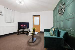 Spacious King bed apartment with fast WIFI & workspace