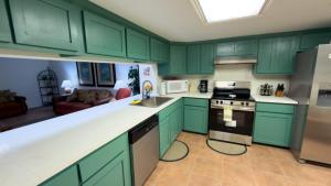 Renovated 1st Floor Beach 250ft Pool apts