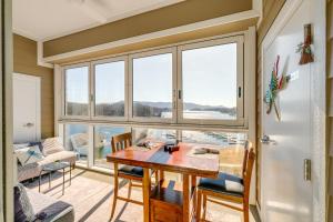 Top-Floor Balcony & Serene Views: Huddleston Condo