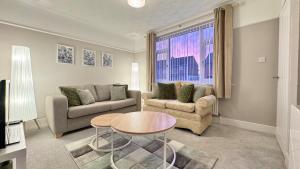 Stylish 2 Bedroom Home in Quiet Neighbourhood with 3 Beds and Free Parking