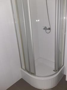 Mieszkanie czteroosobowe z łazienką i aneksem kuchennym