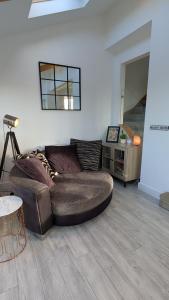 Lane End Cottage Holmfirth - Panoramic Views, Modernised with offroad parking