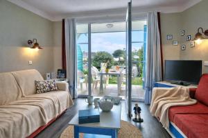LocaLise - A06 - Entièrement de plain-pied avec petite vue mer - Donnant sur la piscine et le jardin - wifi inclus - draps inclus -