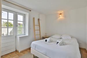 Maritime villa between beach and forest