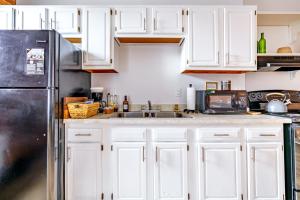 Jungle House Columbus Downtown Free Parking Sleeps 8 - Walk to Convention Center & Nationwide Arena - 1BR Short North Luxury Home - Over 5,800 Five Star Stays