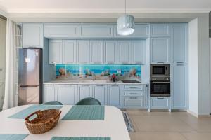 Sunny Coastal Getaway Green Coast by PikHost