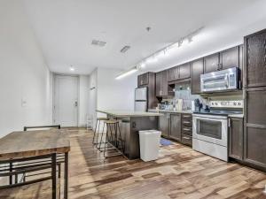 Luxury Apt WParking CityView|Pool| Gym|PoolTable