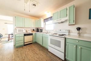 Out of the Blue - Semi-Oceanfront, Private Beach Access! Pets OK!