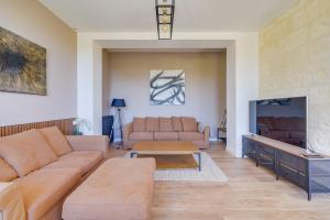 Gîte des Coteaux - Family home with pool