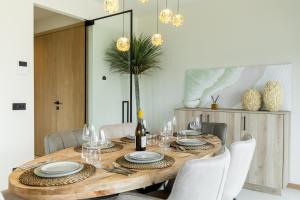 Atlantic sunny corner apartment with view