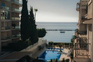 Beach Front View Apartment Sea Pool & Prime Location