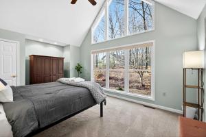 One-level w FirePit 2 Living Areas & Resort Amens