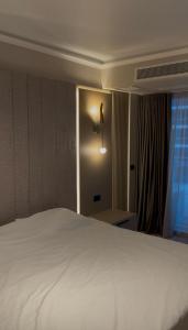 Studio White Titanic Sea View