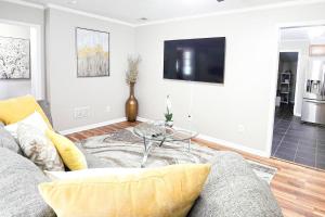 3BR | King+2Q | 75”TV | Matthews