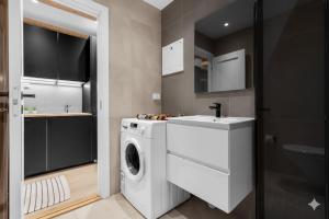 Central Top-Floor With Balcony 5 PAX