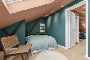 Central Top-Floor With Balcony 5 PAX