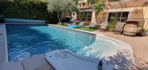 Villa de charme avec piscine et jacuzzi en Provence