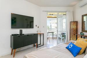 Piscina e vista linda: na beira da Lagoa e muito perto das praias