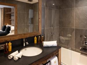 Chalet luxueux sur les pistes, sauna, parking inclus - FR-1-344-1219