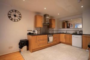 Spacious Riverside 3BR 2BA- Free Parking, Dedicated Workspace Sleeps 6