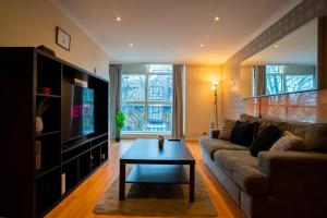 Spacious Riverside 3BR 2BA- Free Parking, Dedicated Workspace Sleeps 6