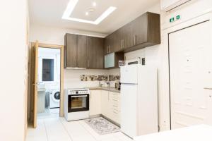 Modern Apartment Steps from Shops & Center