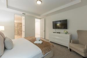 Family 6br Home, Pool, Game Room and Themed Rooms