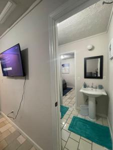 Getaway Home, Huge Yard and Smart TVs inRooms