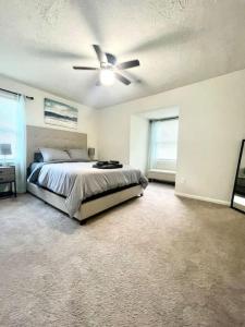 Getaway Home, Huge Yard and Smart TVs inRooms