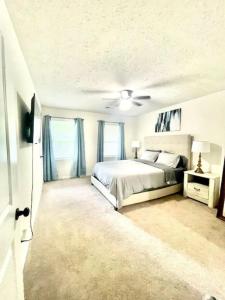 Getaway Home, Huge Yard and Smart TVs inRooms