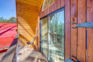 Mtn Cabin 1 Mi to TIEC Outdoor Kitchen and Fire Pit