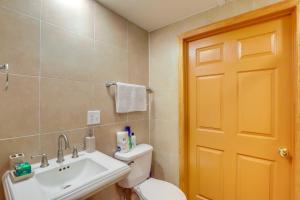 Mtn Cabin 1 Mi to TIEC Outdoor Kitchen and Fire Pit