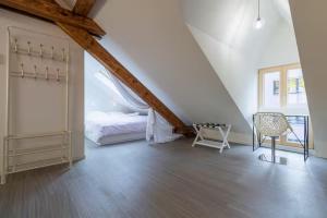 White Apartment - Large Spacious Penthouse Loft - Wifi, Free Parking, AC