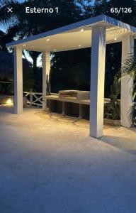 Grandi spazi vista mare piscina infinity con grotta taina