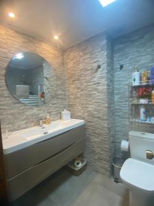 Habitación de lujo sobre el mar