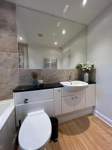 Cosy 2 bed house with driveway parking and garden