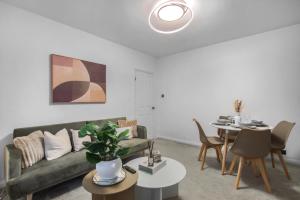 Cosy 2 bed Maisonette with driveway parking and garden