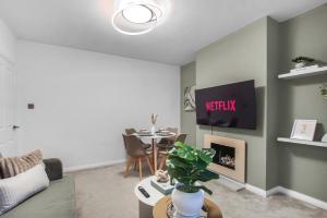 Cosy 2 bed Maisonette with driveway parking and garden
