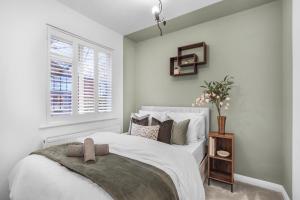 Cosy 2 bed Maisonette with driveway parking and garden
