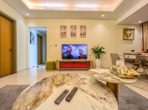 Iconic Burj Khalifa View 2BR Luxury apmt at Paramount Midtown