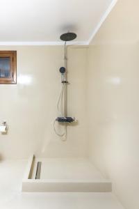 Spacious 4BR Central Apt Near the Sea with Balcony